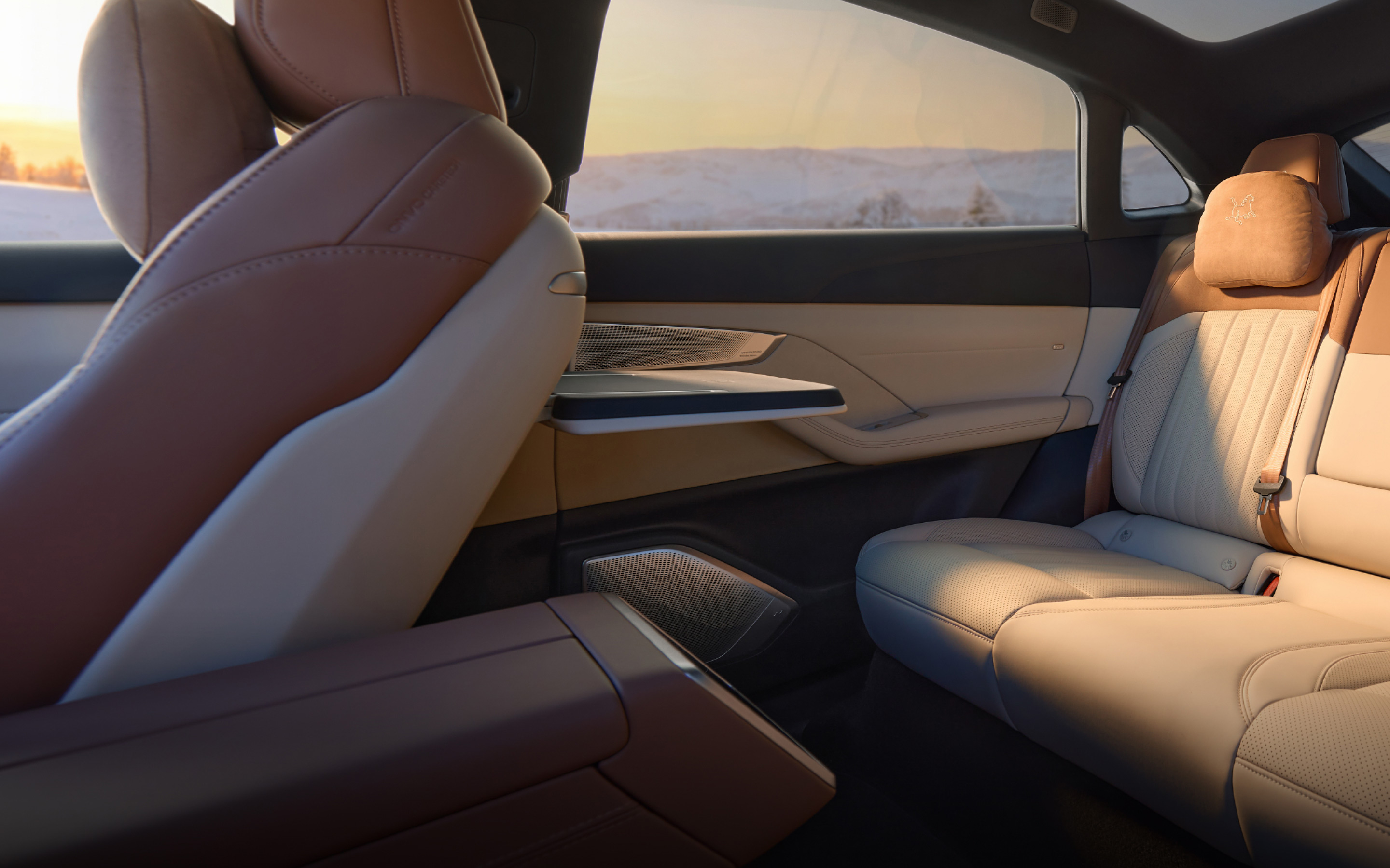 标配二排右侧折叠小桌板 标配二排右侧折叠小桌板